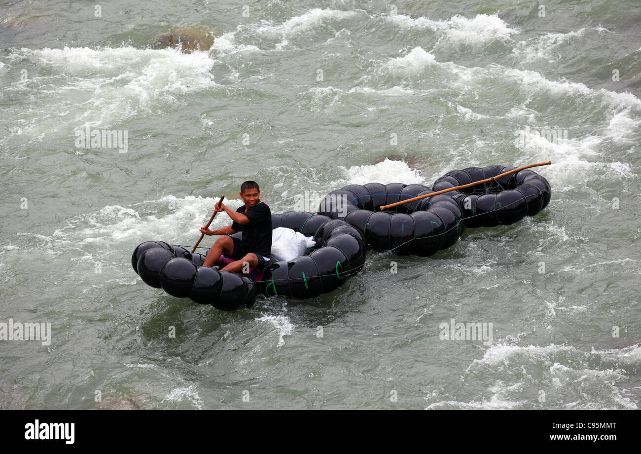 Mann, rafting auf dem Fluss Bohorok im Gunung Leuser National Park. Stockfoto