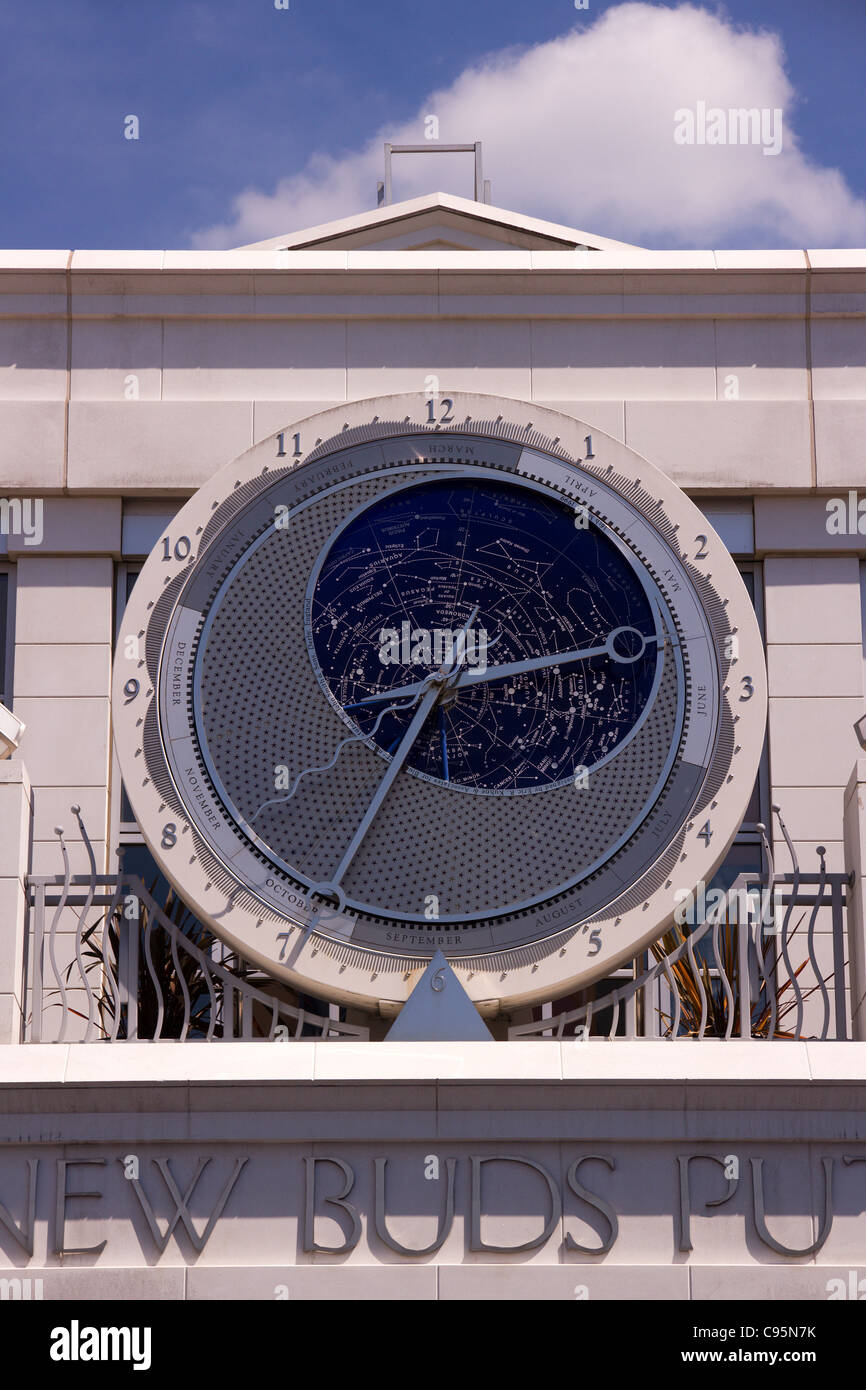 Große astronomische Uhr/Planisphäre, außerhalb des Bluewater Shopping Centre, Greenhithe, Kent, England, Großbritannien Stockfoto