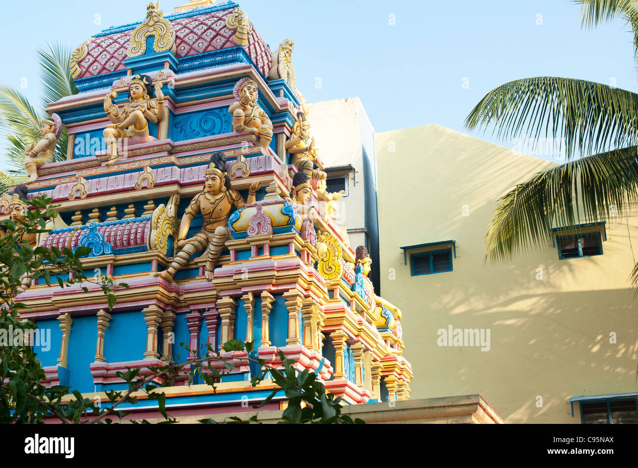 Indische Gottheiten auf bunten Hindu-Tempel. Puttaparthi, Andhra Pradesh, Indien Stockfoto