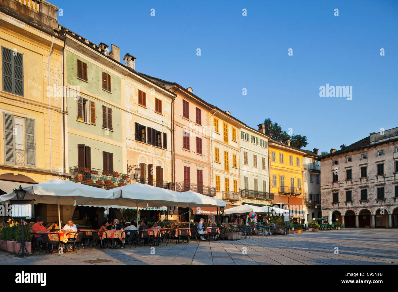 Italien, Piemont, Lago d ' Orta, Orta Stadt, Cafés in der Piazza Mario Motta Stockfoto