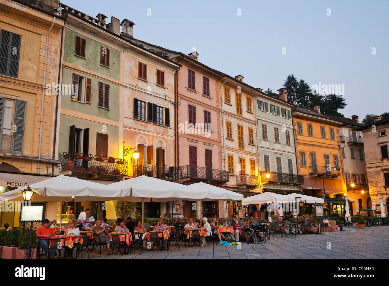 Italien, Piemont, Lago d ' Orta, Orta Stadt, Cafés in der Piazza Mario Motta Stockfoto