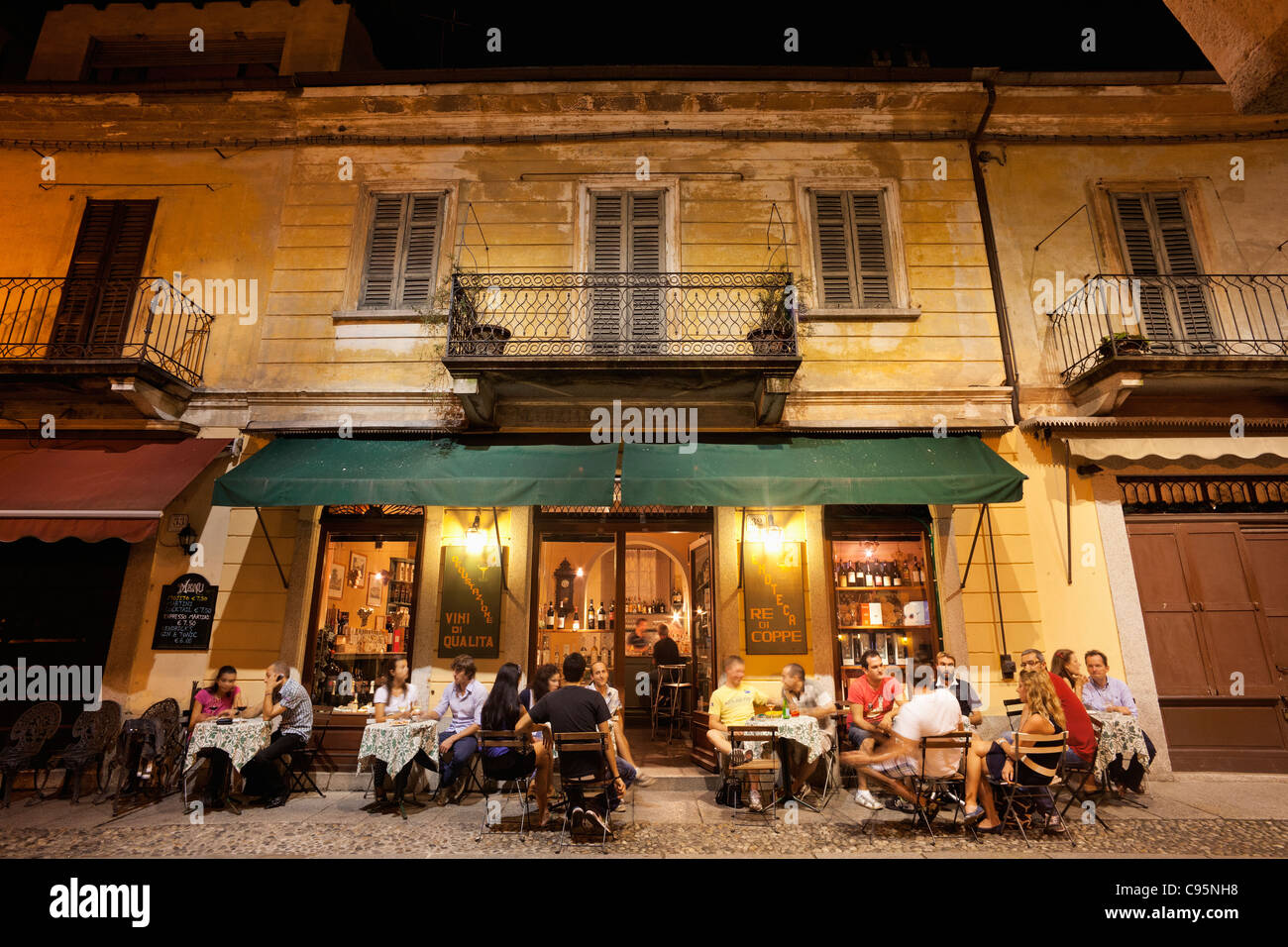 Italien, Piemont, Lago d ' Orta, Orta Stadt, Cafés in der Piazza Mario Motta Stockfoto