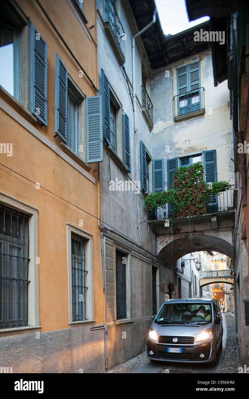 Italien, Piemont, Lago d ' Orta, Orta Stadt Auto in schmale Straße Stockfoto