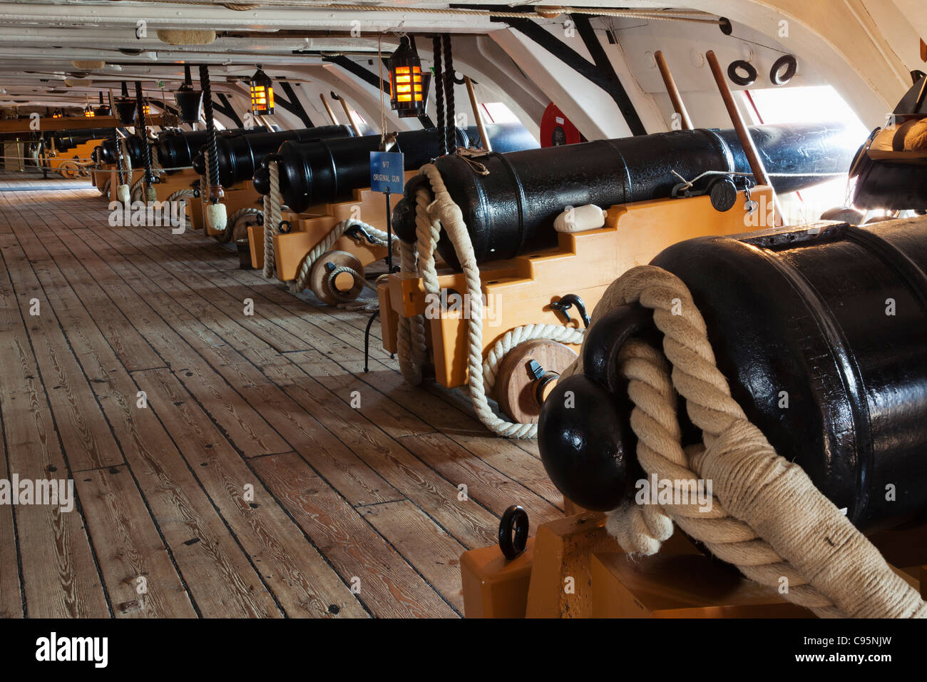 Portsmouth Historic Dockyard, HMS Victory, Portsmouth, Hampshire, England Gun Unterdeck Stockfoto