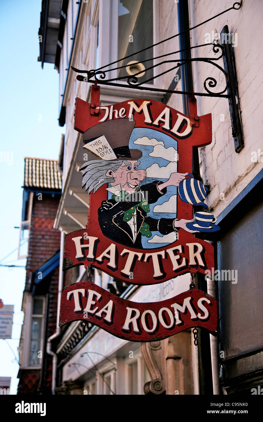 Lyndhurst - den Mad Hatter Teestuben in belebten Hauptstraße der Stadt bekannt als die Hauptstadt des New Forest Stockfoto