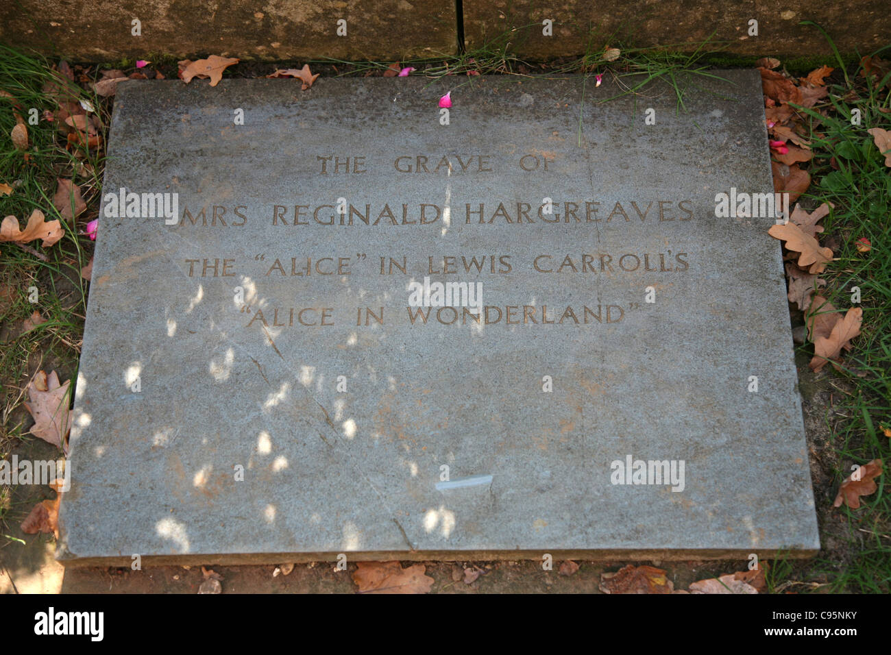 Das Grab von Frau Reginald Hargreaves, die "Alice" in Carrolls "Alice im Wunderland", auf einem Friedhof mit Blick auf Lyndhurst Stockfoto