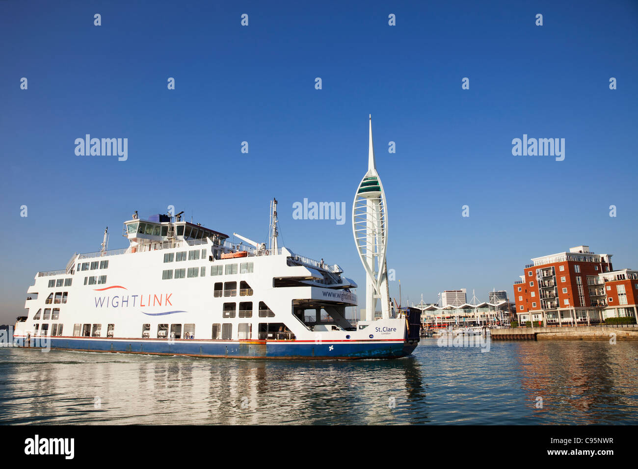 England, Hampshire, Portsmouth, Spinnaker Tower und Wightlink Fähre Stockfoto