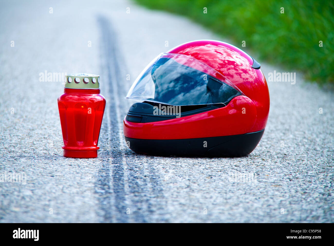 Ein Unfall mit einem Motorrad. Verkehr Unfall und Skid Marks unterwegs. Repräsentatives Foto. Stockfoto