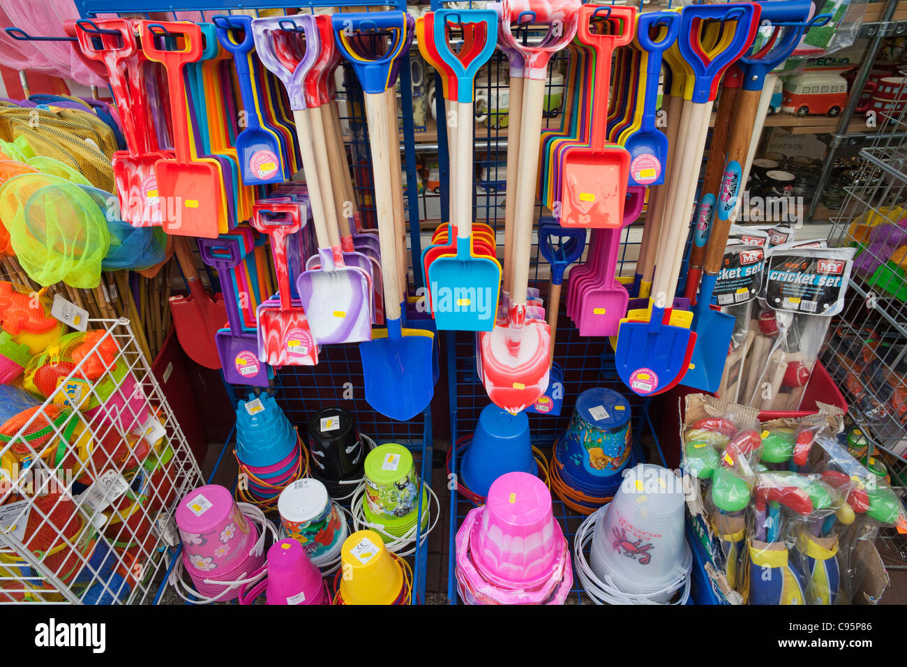 Dorset, England, Weymouth, Schaufenster der Eimer und Spaten Stockfoto