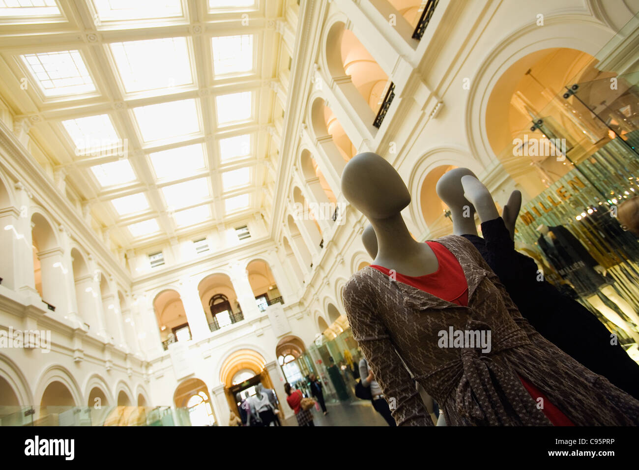 Boutiquen säumen die Neo-Renaissance-GPO Gebäude im Zentrum von Melbourne, Victoria, Australien Stockfoto