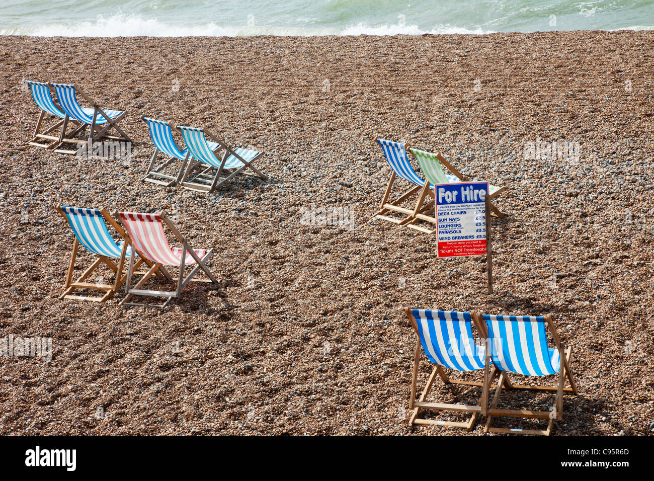 England, East Sussex, Brighton, Brighton Beach, leere Liegestühle Stockfoto