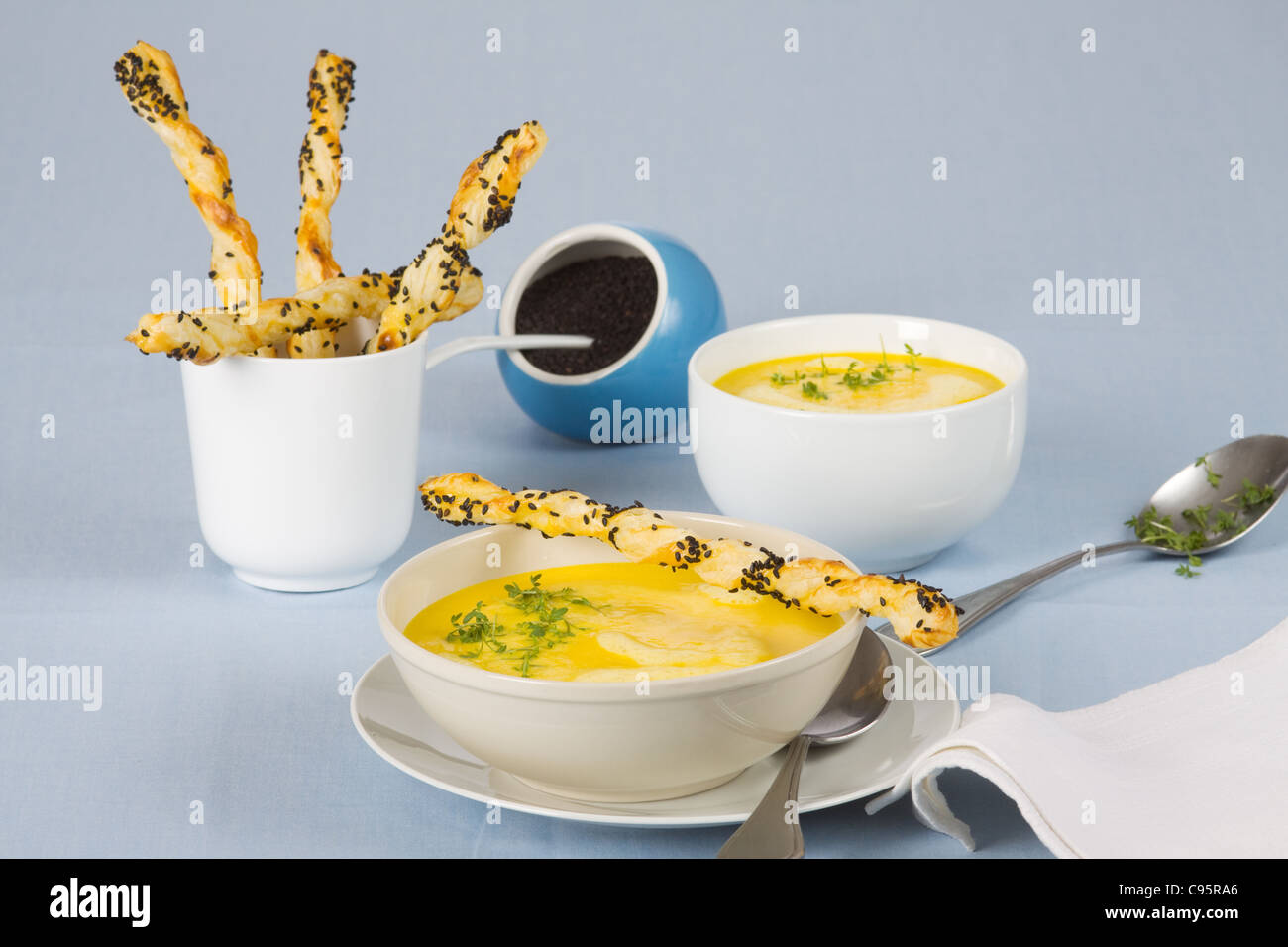 Karotten-Curry-Suppe mit Blätterteig Sesamstangen Stockfoto