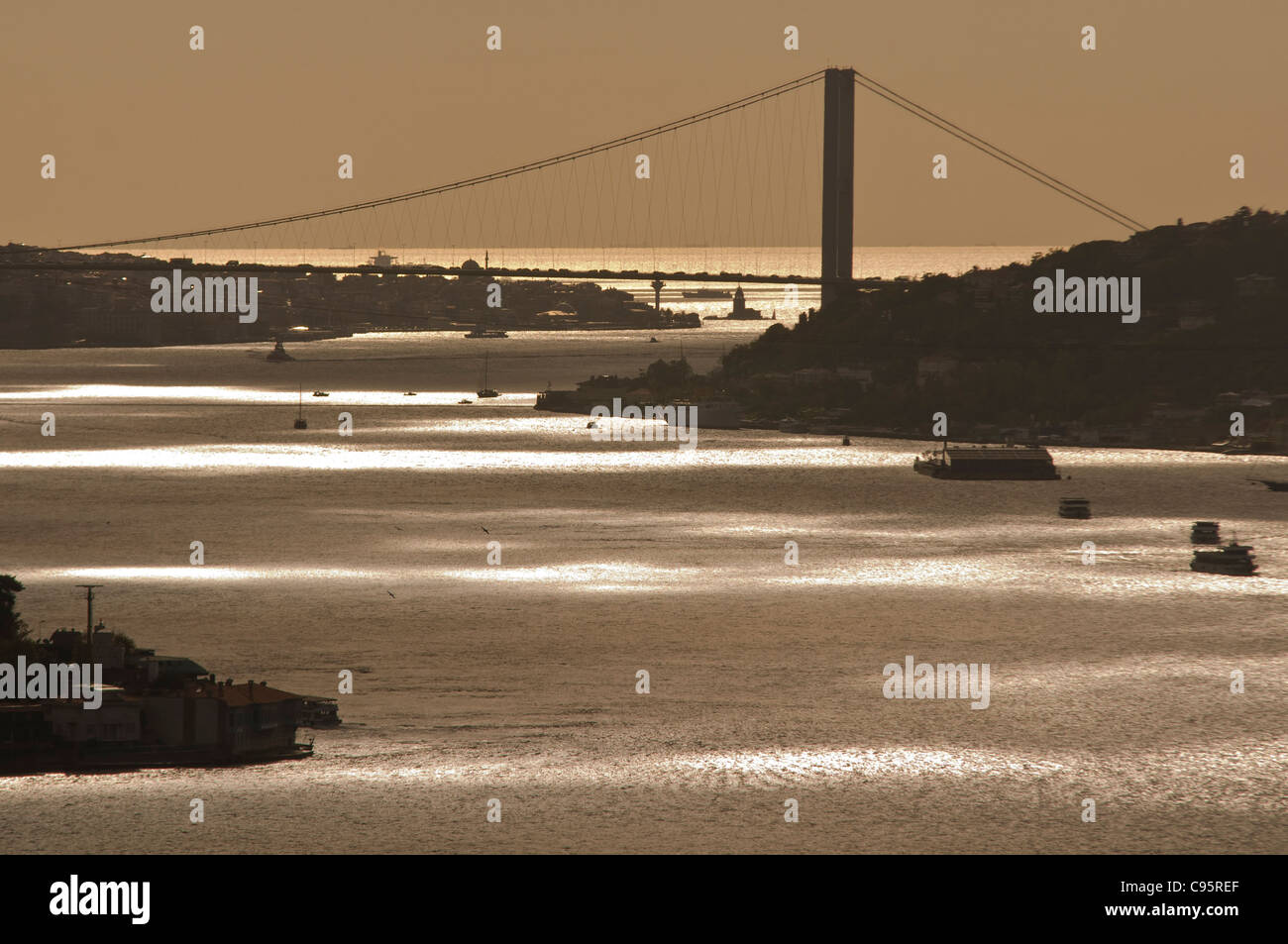 Bosporus-Brücke bei Sonnenuntergang, Istanbul, Türkei Stockfoto