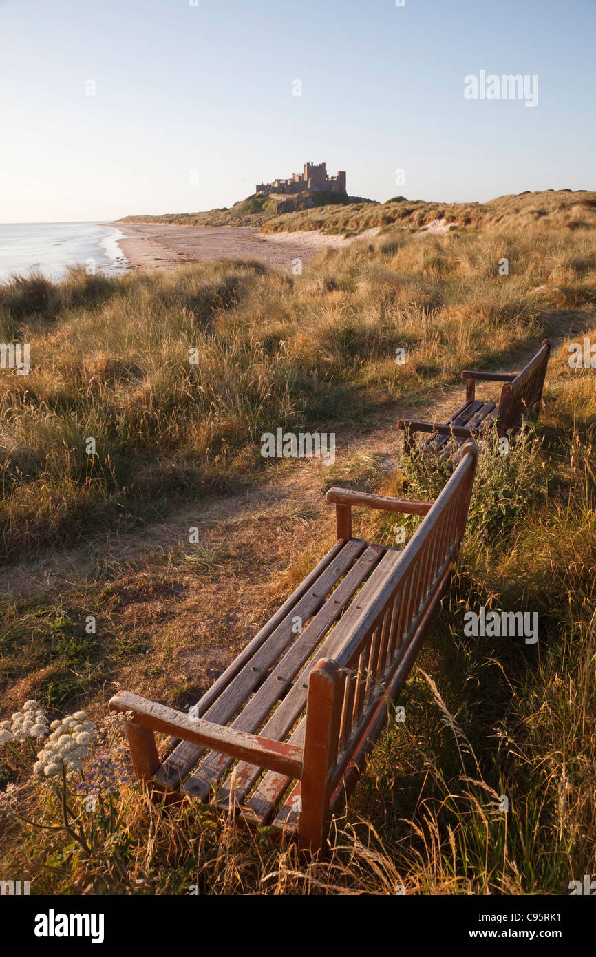 England, Northumberland, Bamburgh, Bamburgh Castle mit Sitzbank im Vordergrund Stockfoto