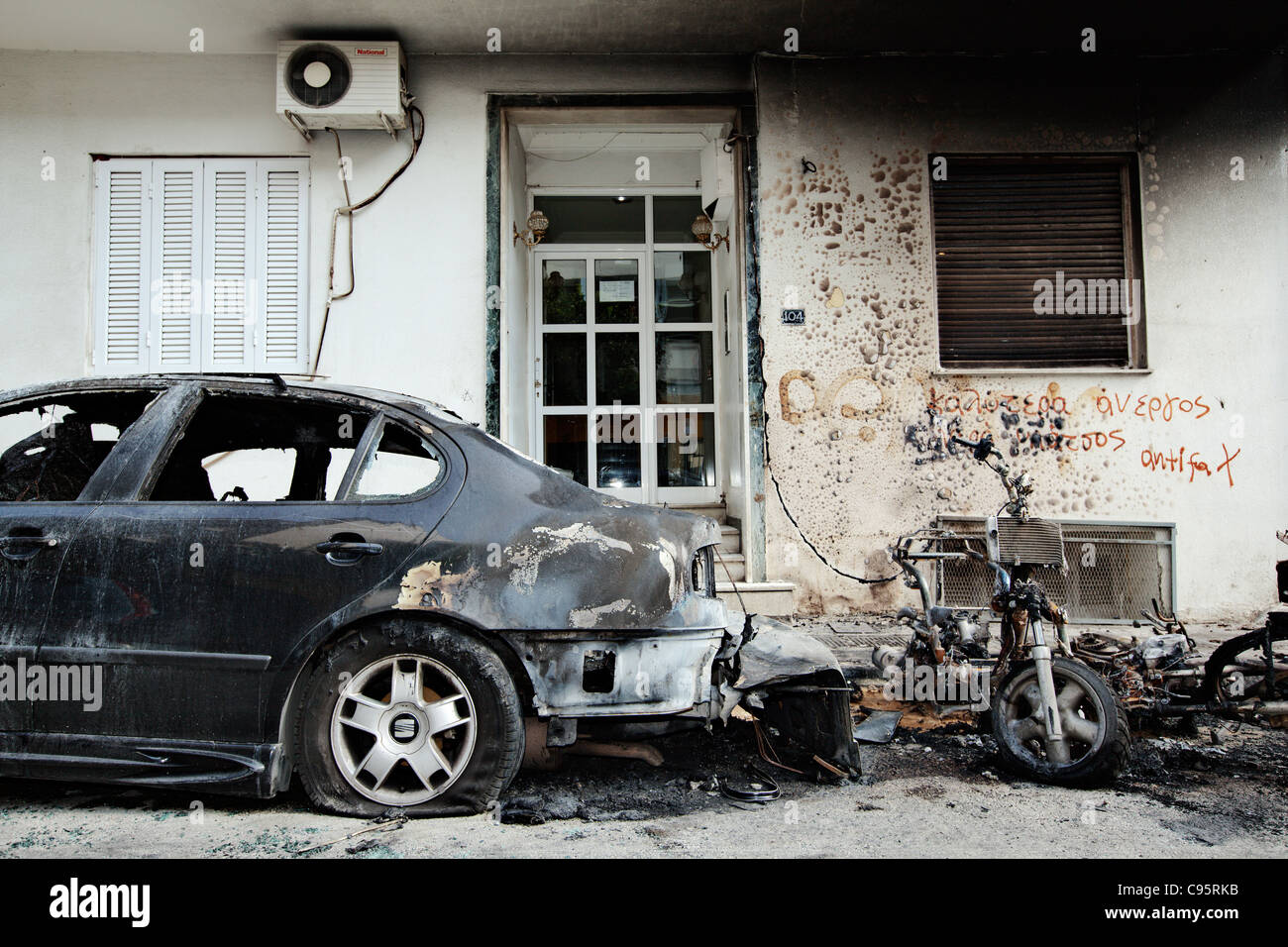 Verbranntes Auto im Zentrum von Athen, Griechenland. Stockfoto