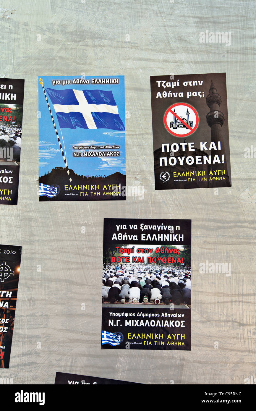 Rassist (ultra-Nationalist) Plakate in Athen, Griechenland. Stockfoto