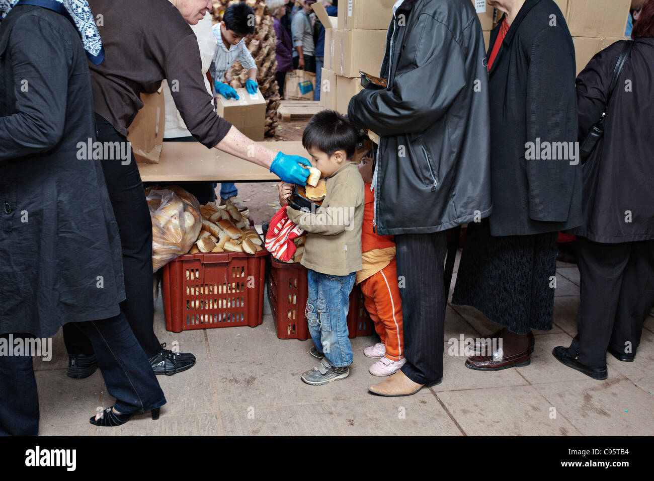 Afghanische Flüchtlinge, kostenloses Essen in Athen, Griechenland. Stockfoto