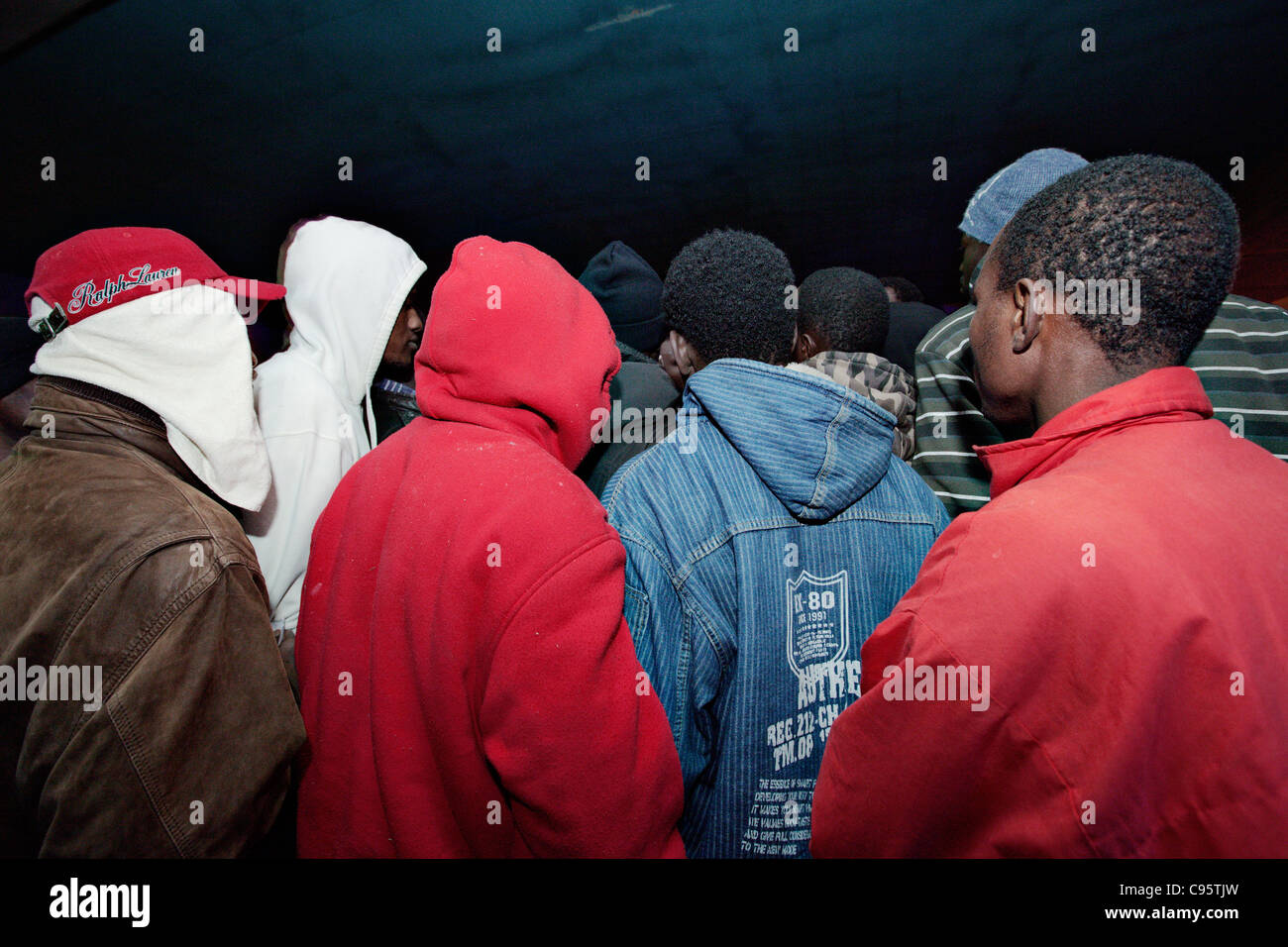 Afrikanische Einwanderer Quequeing für Asylsuchende Papiere in Athen, Griechenland. Stockfoto