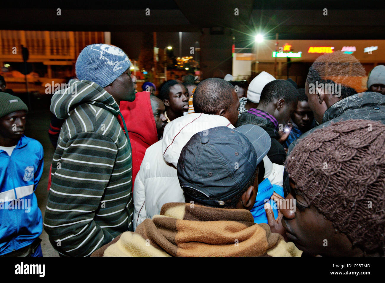 Afrikanische Einwanderer Quequeing für Asylsuchende Papiere in Athen, Griechenland. Stockfoto