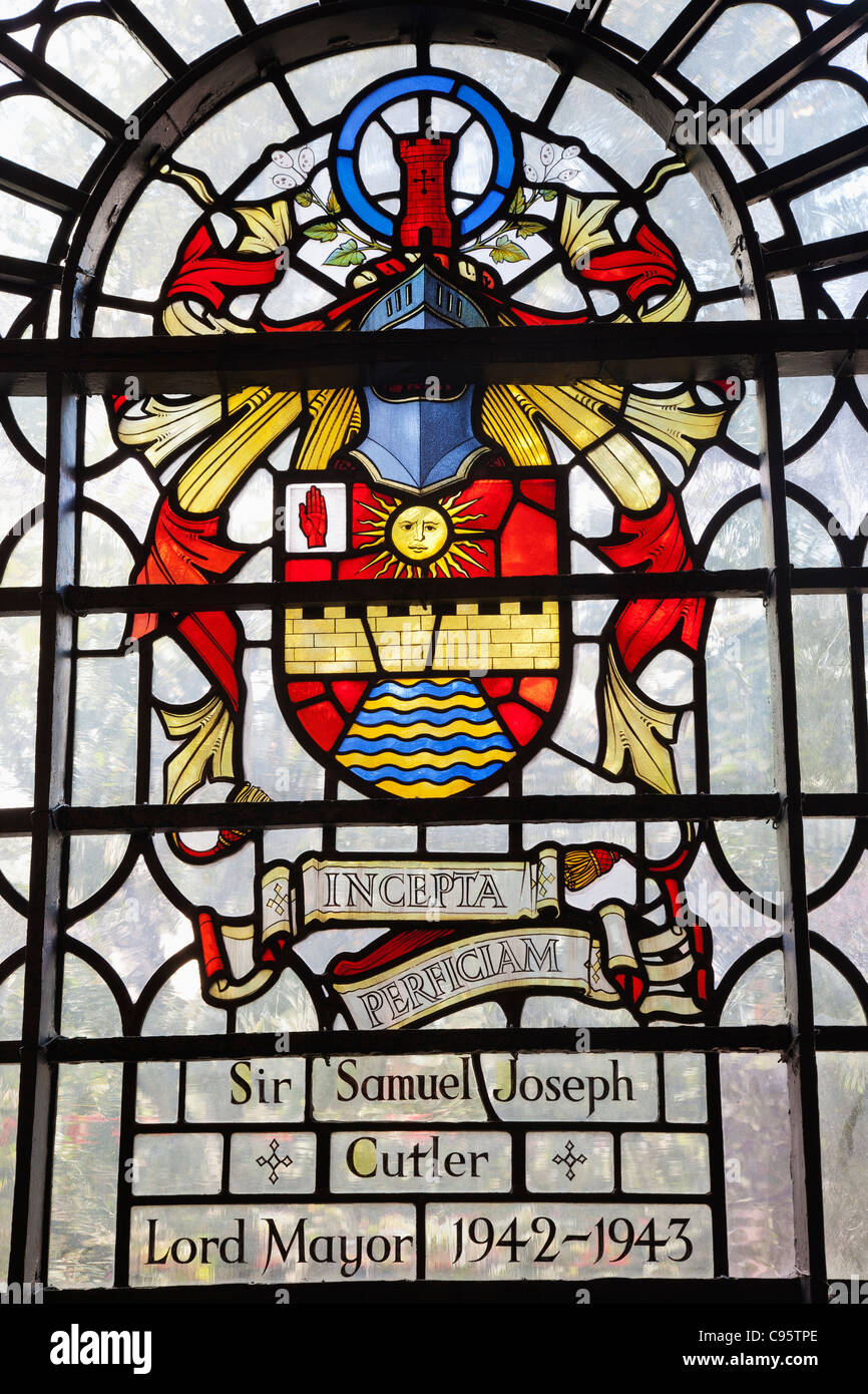 England, London, The City, St.Botolph ohne Aldgate Kirche, Glasfenster, die Darstellung der Wappen von Sir Samuel Joseph Stockfoto