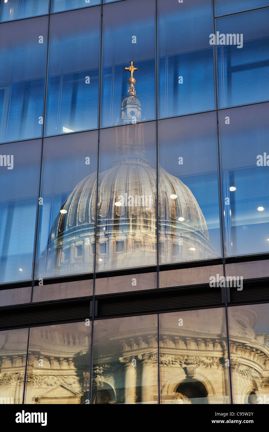 England, London, Spiegelung im Glas von St. Paul Kathedrale Stockfoto