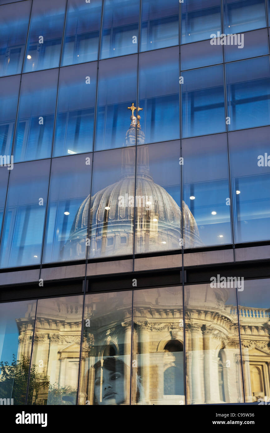England, London, Spiegelung im Glas von St. Paul Kathedrale Stockfoto