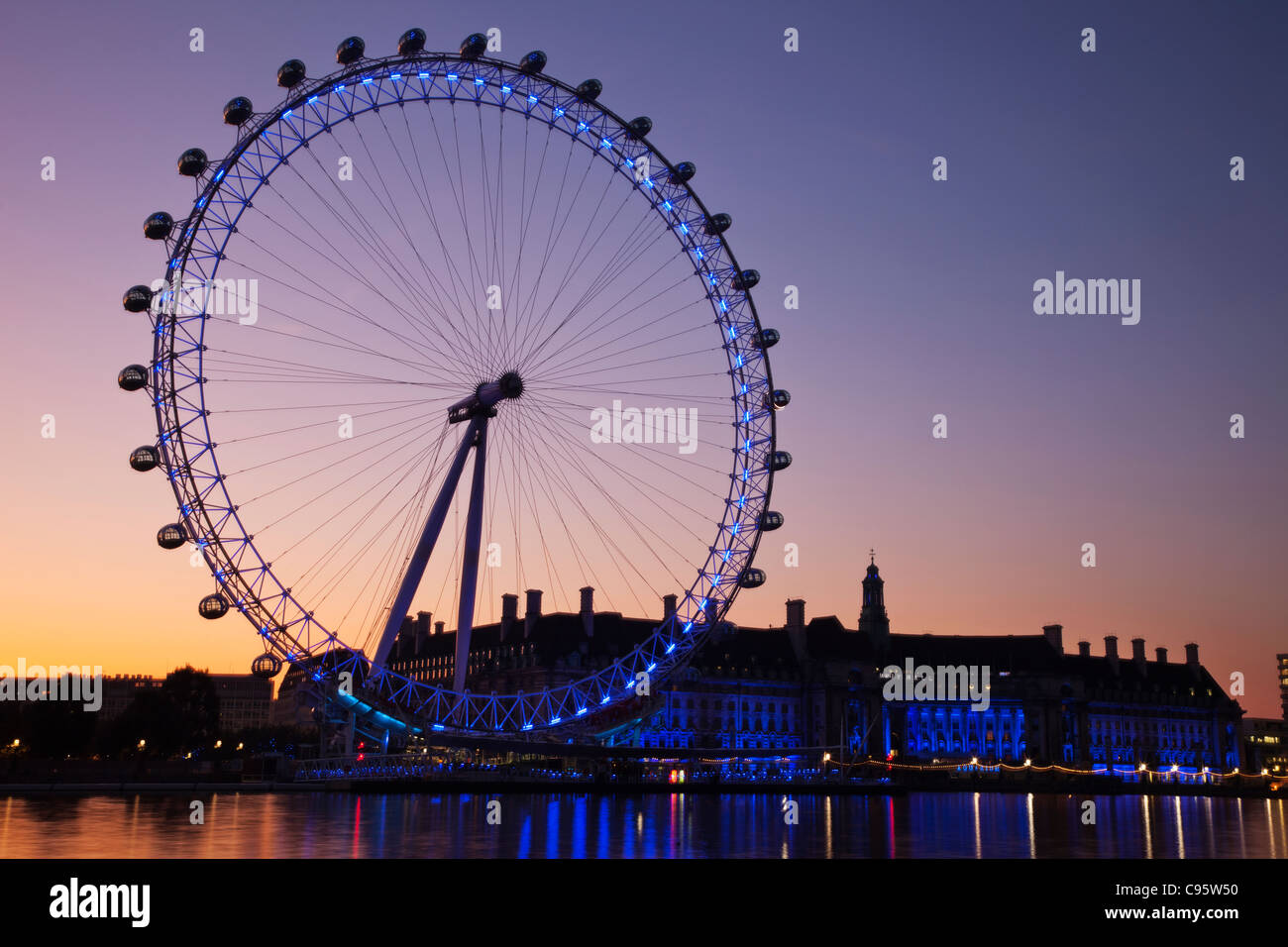 England, London, London Eye in der Morgendämmerung Stockfoto