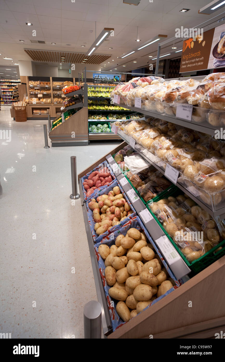 Besetzt Käufer an Waitrose Supermarkt Stratford London Stockfoto