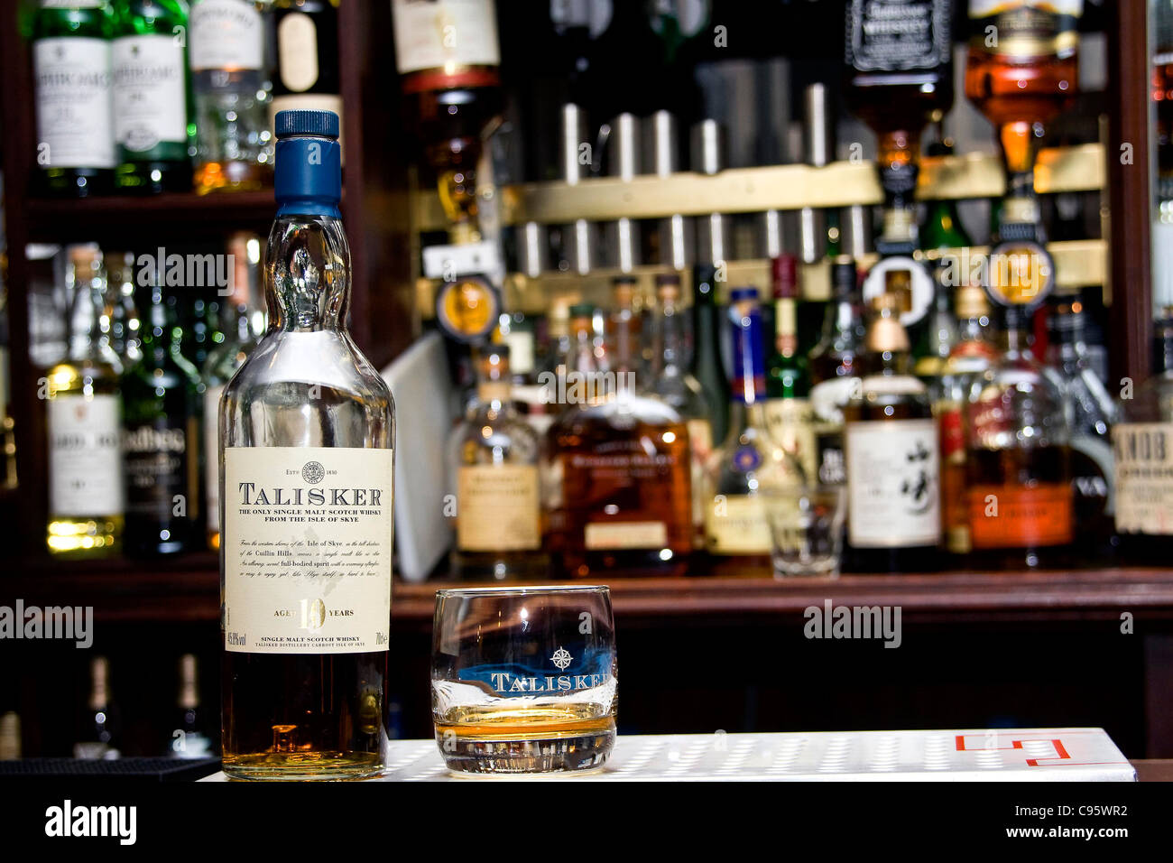 Ein Glas und eine Flasche Talisker single Malt Whisky an der Bar in einem örtlichen Pub Tickety Boo es in zentralen Dundee, Großbritannien Stockfoto