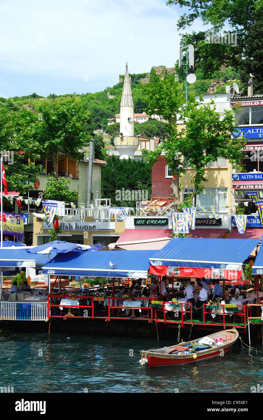 ISTANBUL, TÜRKEI. Waterfront-Restaurants in dem malerischen Dorf Anadolu Kavagi auf dem asiatischen Ufer des Bosporus. 2011. Stockfoto