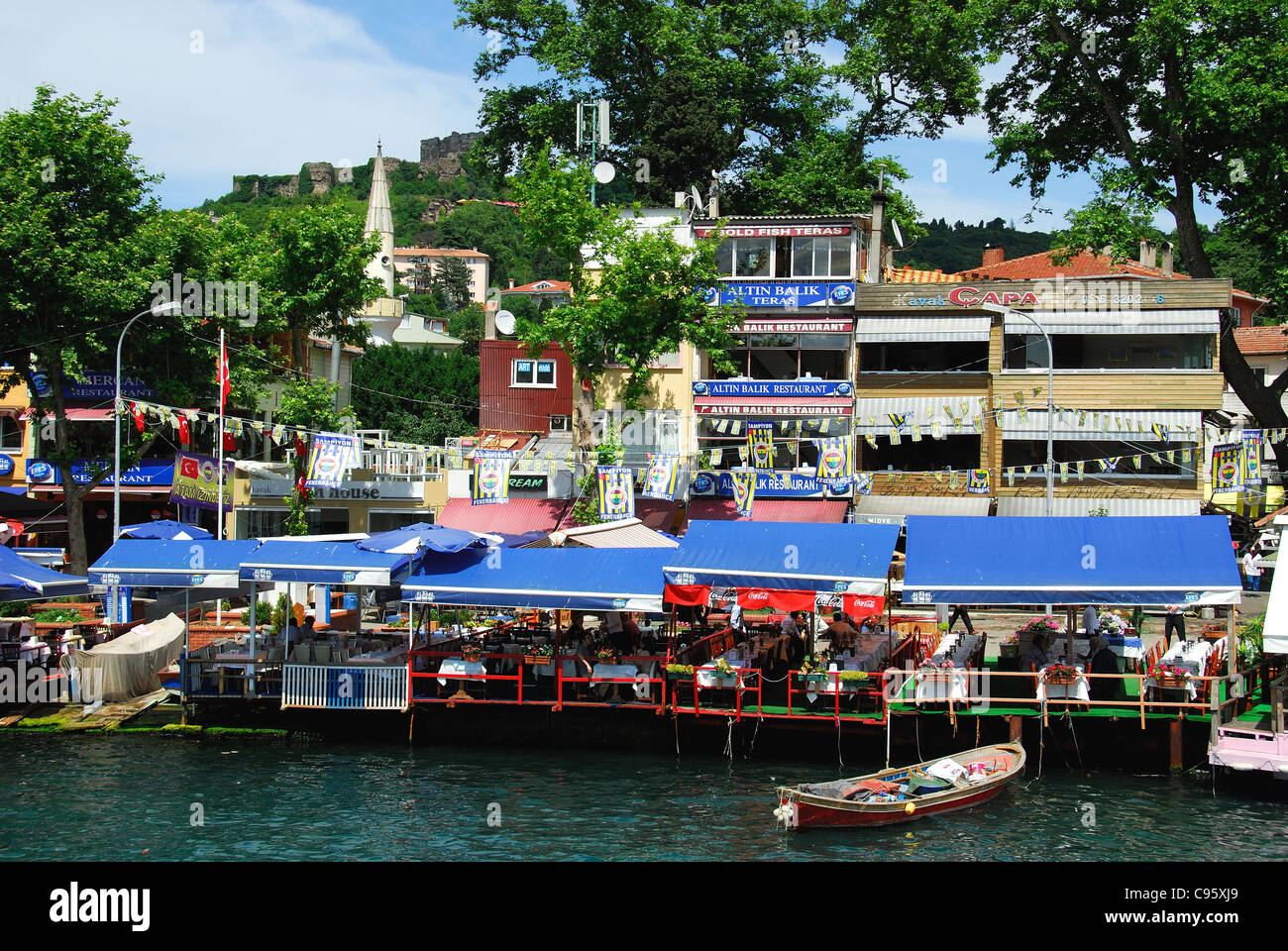 ISTANBUL, TÜRKEI. Waterfront-Restaurants in dem malerischen Dorf Anadolu Kavagi auf dem asiatischen Ufer des Bosporus. 2011. Stockfoto