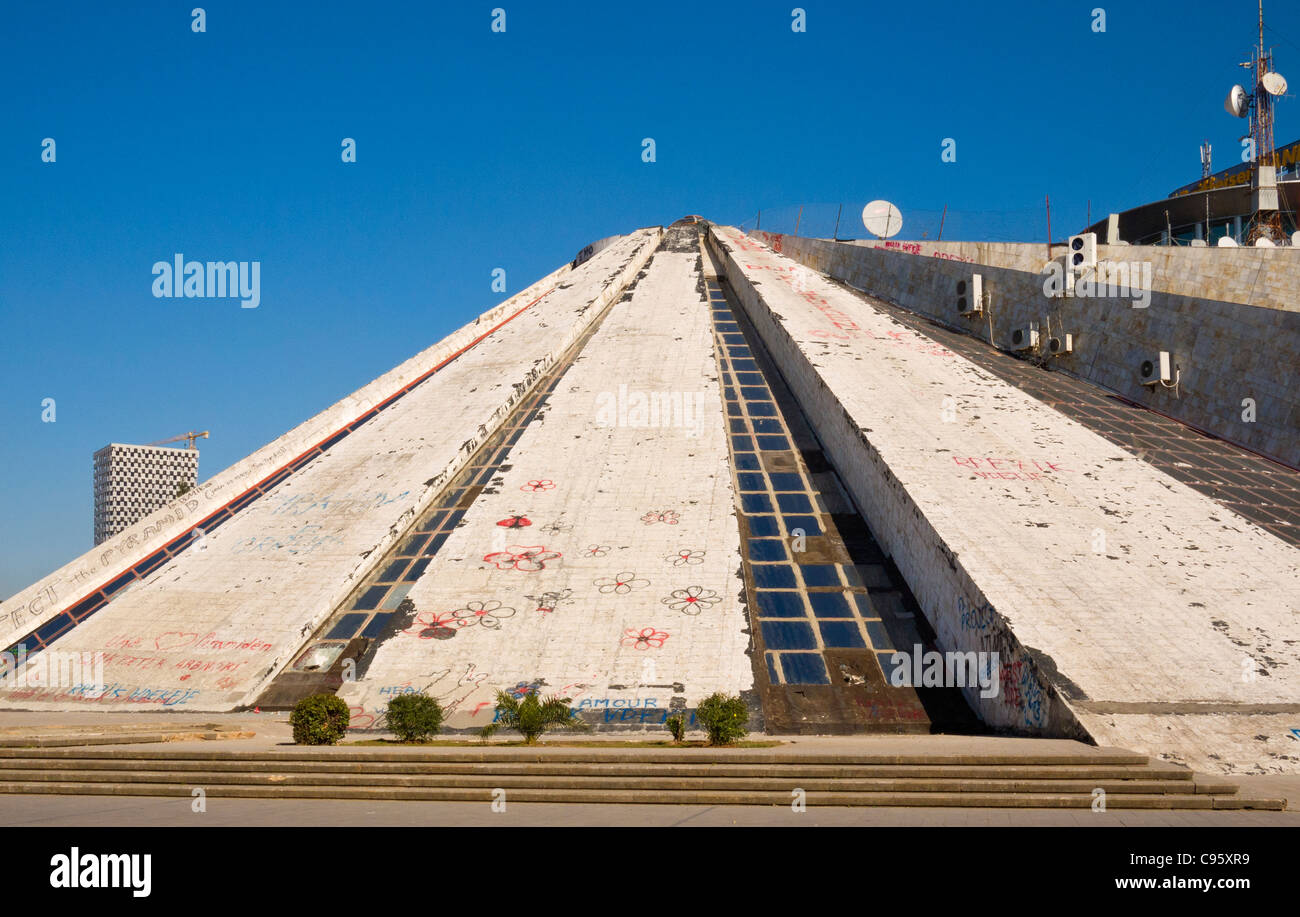 Die Pyramide bauen, ist albanische internationale Zentrum für Kultur, in Tirana, Albanien, in einem schlechten Zustand. Stockfoto