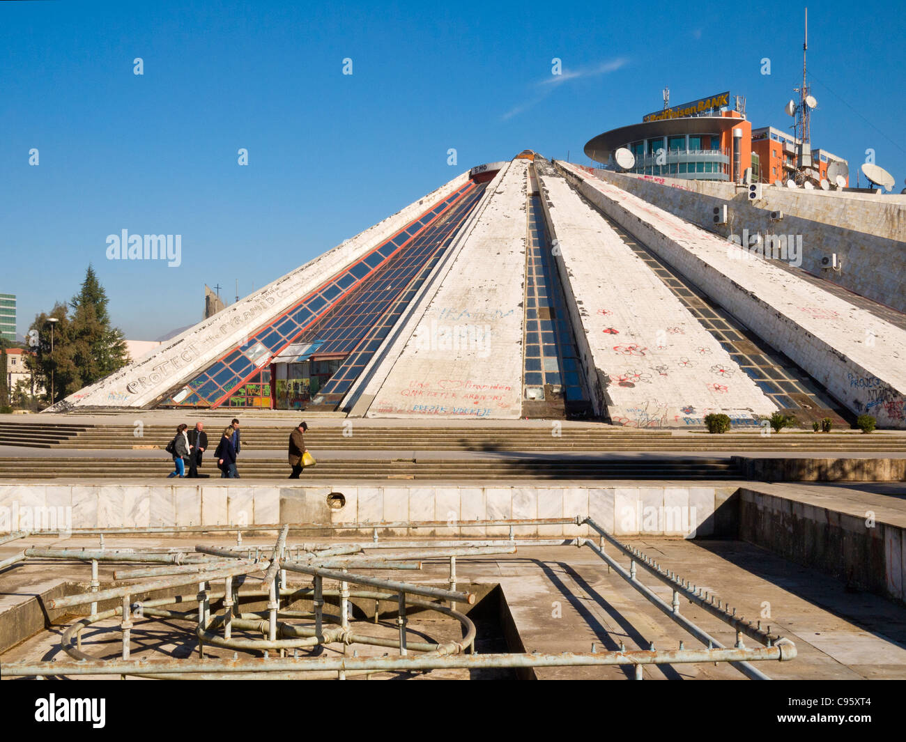 Die Pyramide bauen, ist albanische internationale Zentrum für Kultur, in Tirana, Albanien, in einem schlechten Zustand. Stockfoto