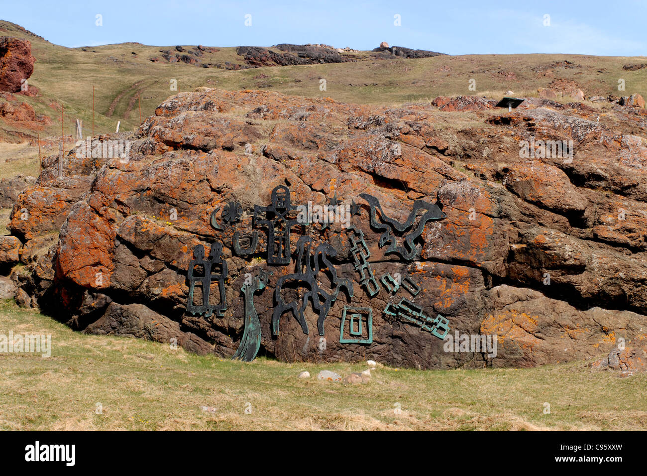 Metall Kunst auf den Felsen von Qassiarsuk, Heimat von Erik des Roten Siedlung Brattahlíð in Grönland Stockfoto