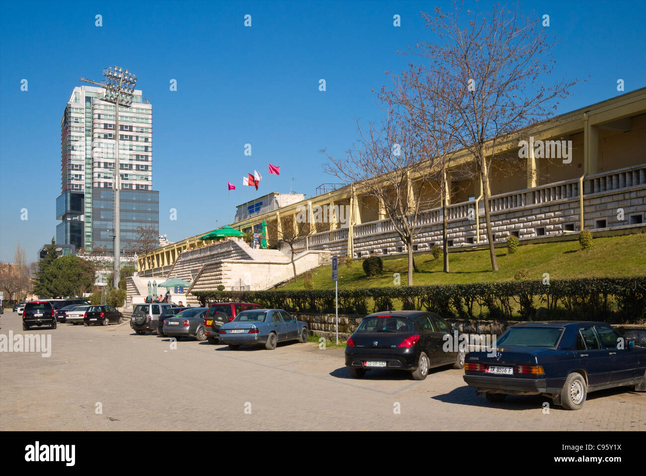 Straße Qemal Stafa National Stadium, in Tirana, Albanien. Das Stadion wurde im Jahr 2016 abgerissen durch neue Arena Kombëtare im Jahr 2018 ersetzt werden. Stockfoto