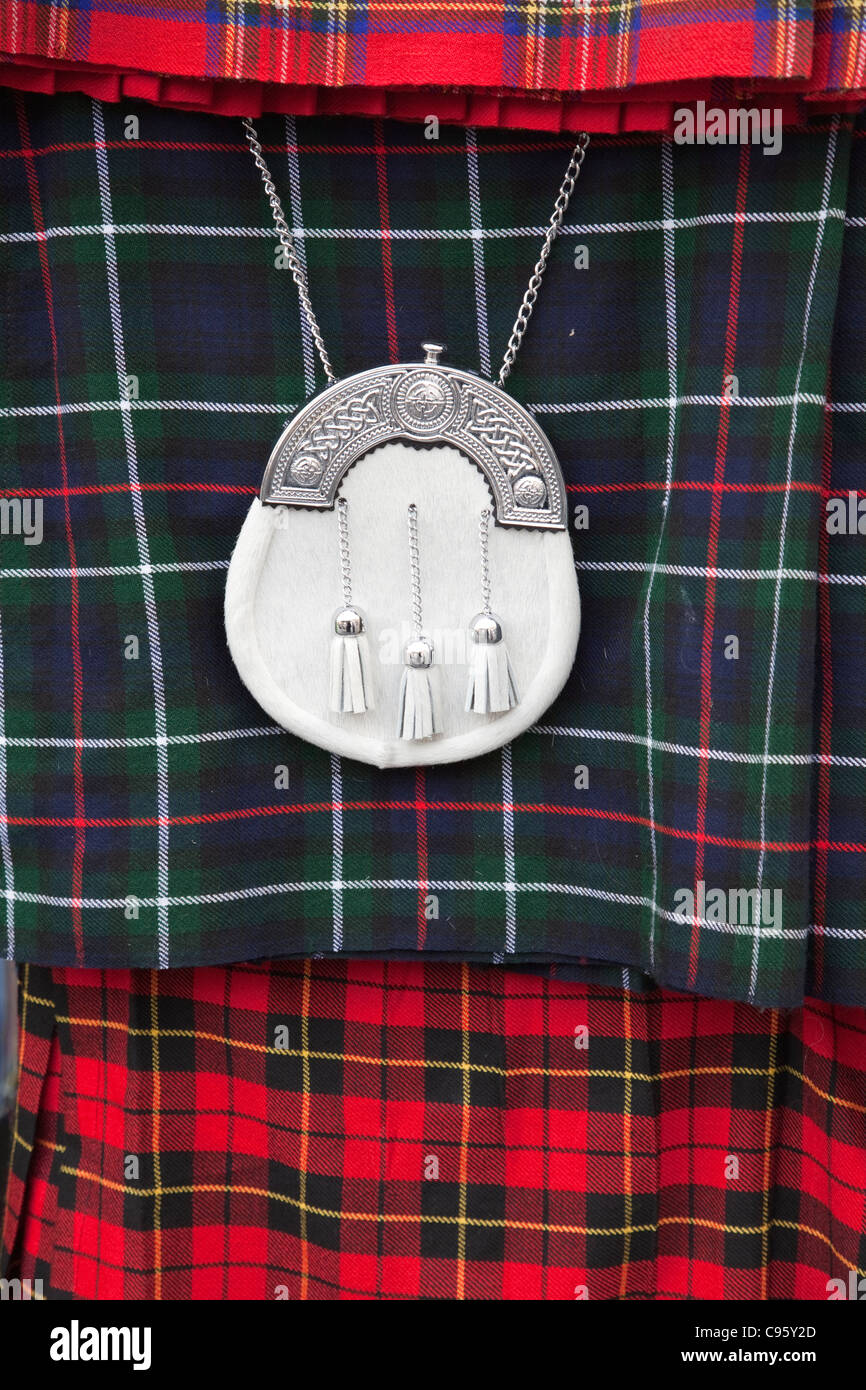 Schottland, Edinburgh, die Royal Mile, Souvenir Shop Anzeige der schottischen Kilt und Sporran Stockfoto