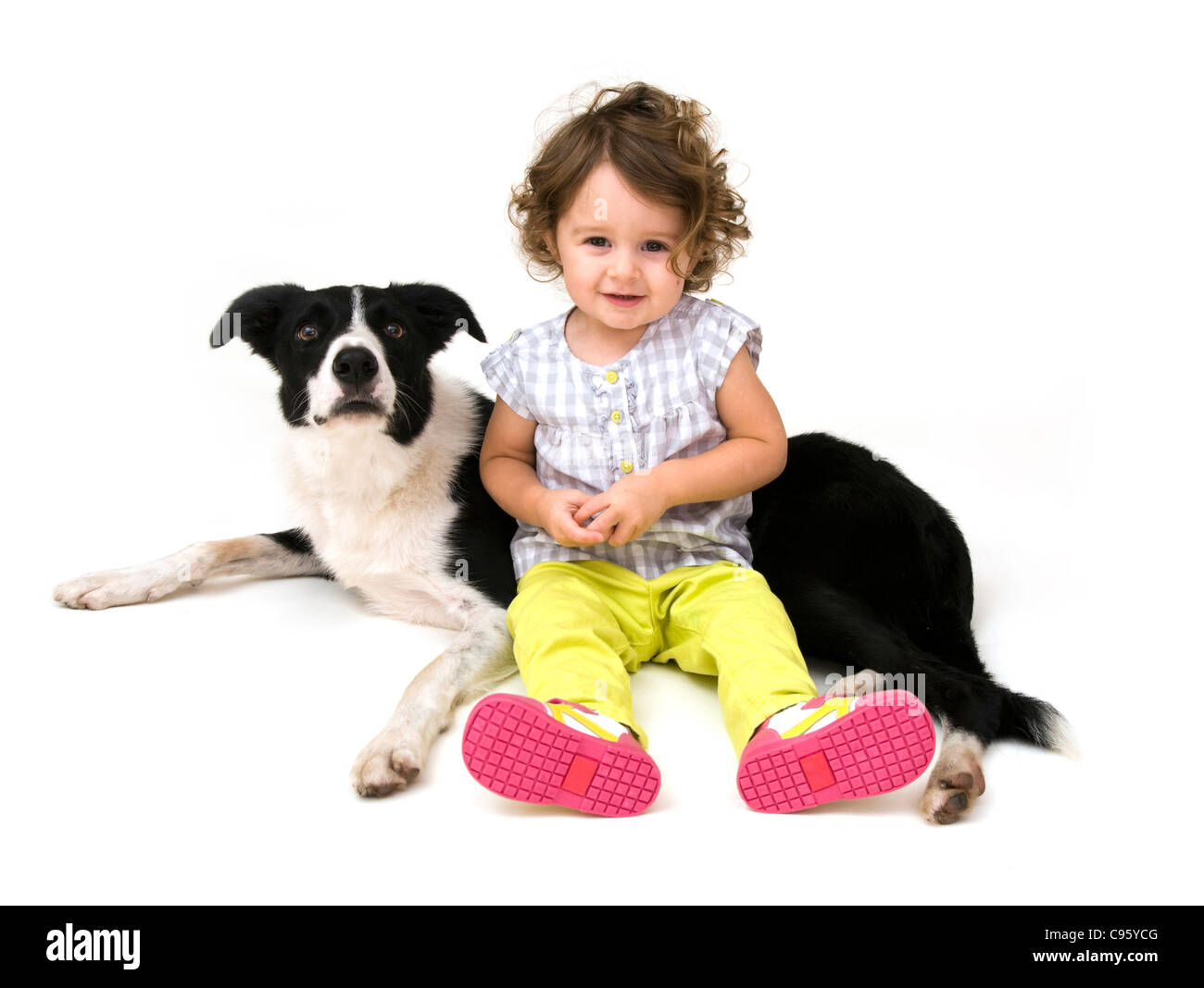 Kleinkind und ihr Haustier Hund. Stockfoto