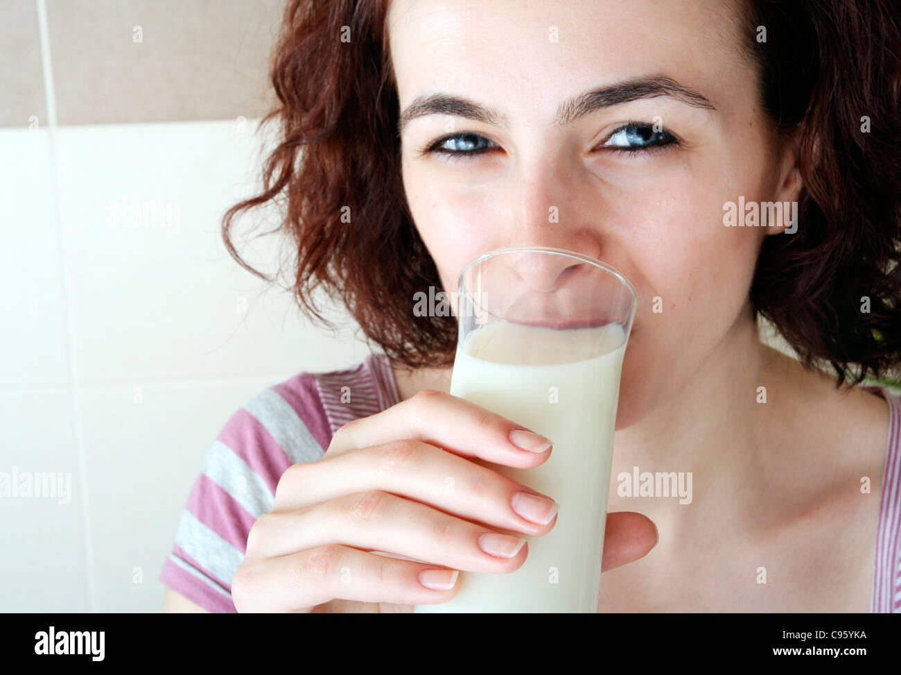 Teenager Getränke Milch Stockfoto