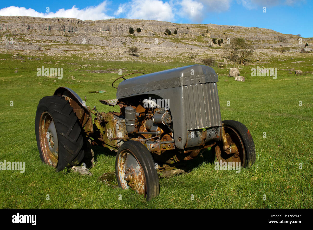 Ausgedient alter grauer Ferguson-Traktor auf der Farm, in der Nähe von Ingleton, Yorkshire, Dales Landscape, Großbritannien Stockfoto