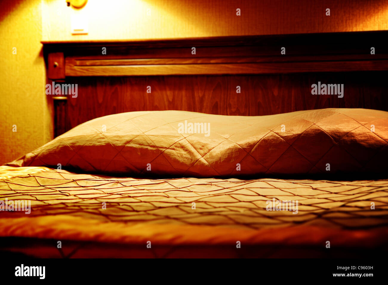 Riesiges Bett in einem Hotelzimmer. Stockfoto