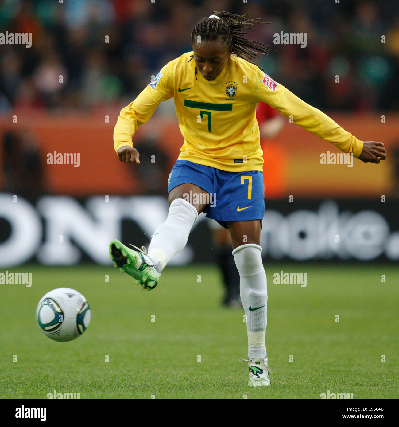 WOLFSBURG, DEUTSCHLAND - 3. JULI: Ester of Brazil tritt am 3. Juli 2011 in Wolfsburg in einem Spiel der FIFA Frauen-Weltmeisterschaft Gruppe D gegen Norwegen in die Arena im Allerpark. Nur redaktionelle Verwendung. Kommerzielle Nutzung verboten. (Foto: Jonathan Paul Larsen / Diadem Images) Stockfoto
