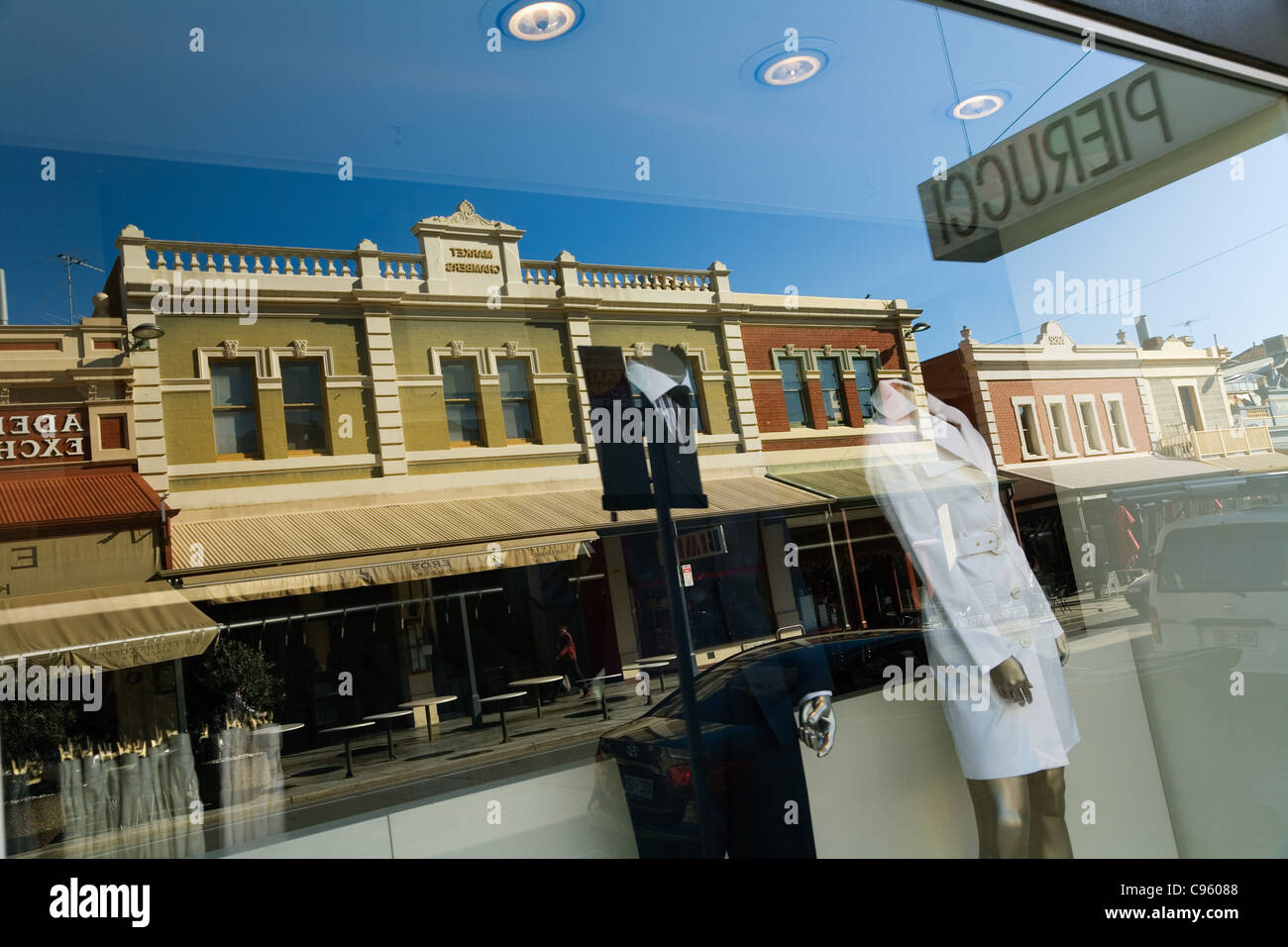 Viktorianische Architektur spiegelt sich in den Schaufenstern der Boutiquen auf Rundle Street.  Adelaide, South Australia, Australien Stockfoto