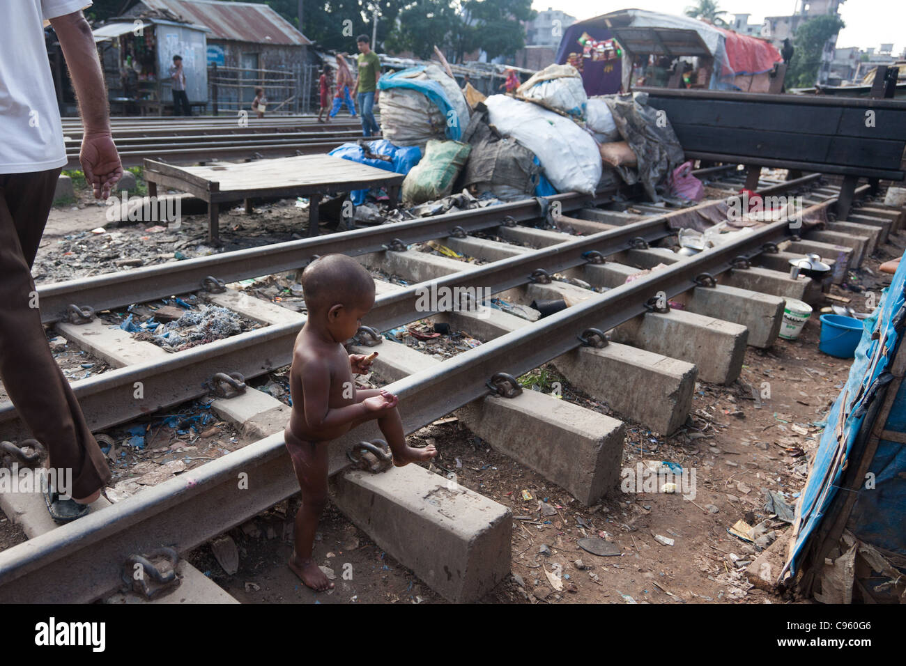 Leben in Tejgaon Slum in Dhaka. Der Slum ist entlang der Bahnlinien in