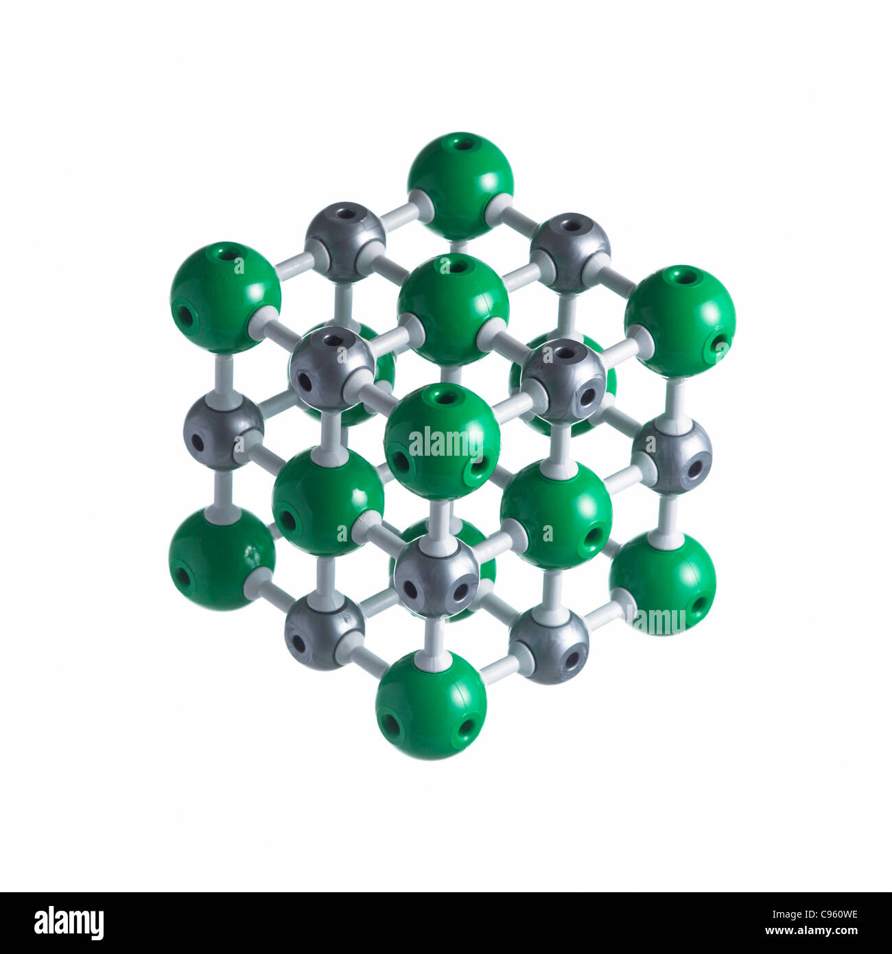 Natriumchlorid-Gitter. Atome als Kugeln dargestellt werden und sind farblich gekennzeichnet: Natrium (Silber) und Chlor (grün). Stockfoto