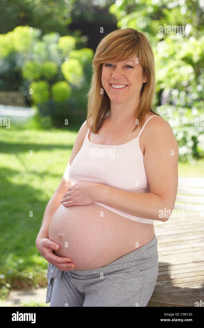 Schwangere Frau. Sie ist 35 Wochen schwanger. Stockfoto