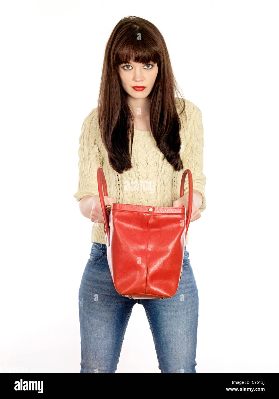 Junge Frau mit einem roten Handtasche. Model Released Stockfoto