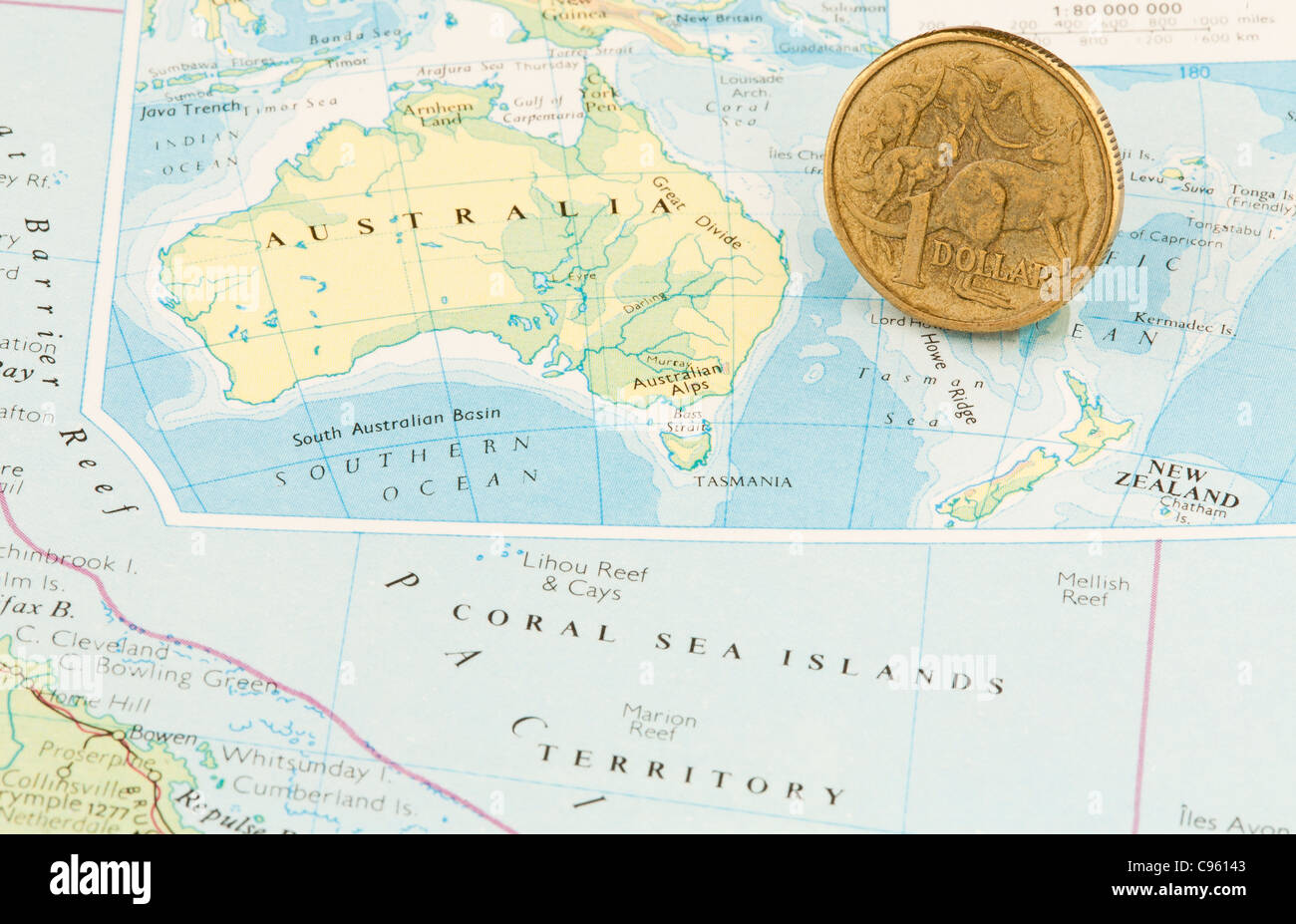 Ein australischer Dollar Münze auf einer Karte von Australien Stockfoto