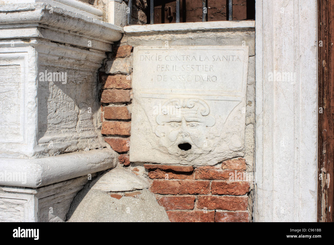 Bocca di Leone (Löwenmaul), 15. Jahrhundert Kündigung Box, Venedig. Stockfoto