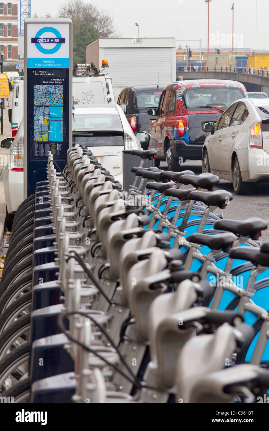 Barclays Cycle Hire - Boris Bikes - Tempel im Herzen von London - ruhenden Verkehr im Hintergrund Stockfoto