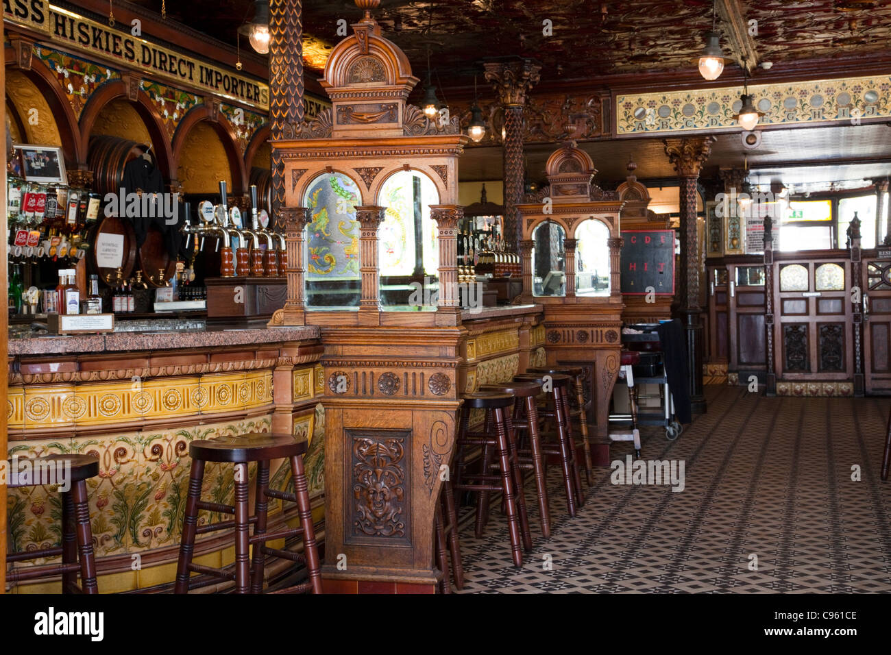Nordirland, Belfast, Innere der Crown Liquor Saloon Stockfoto